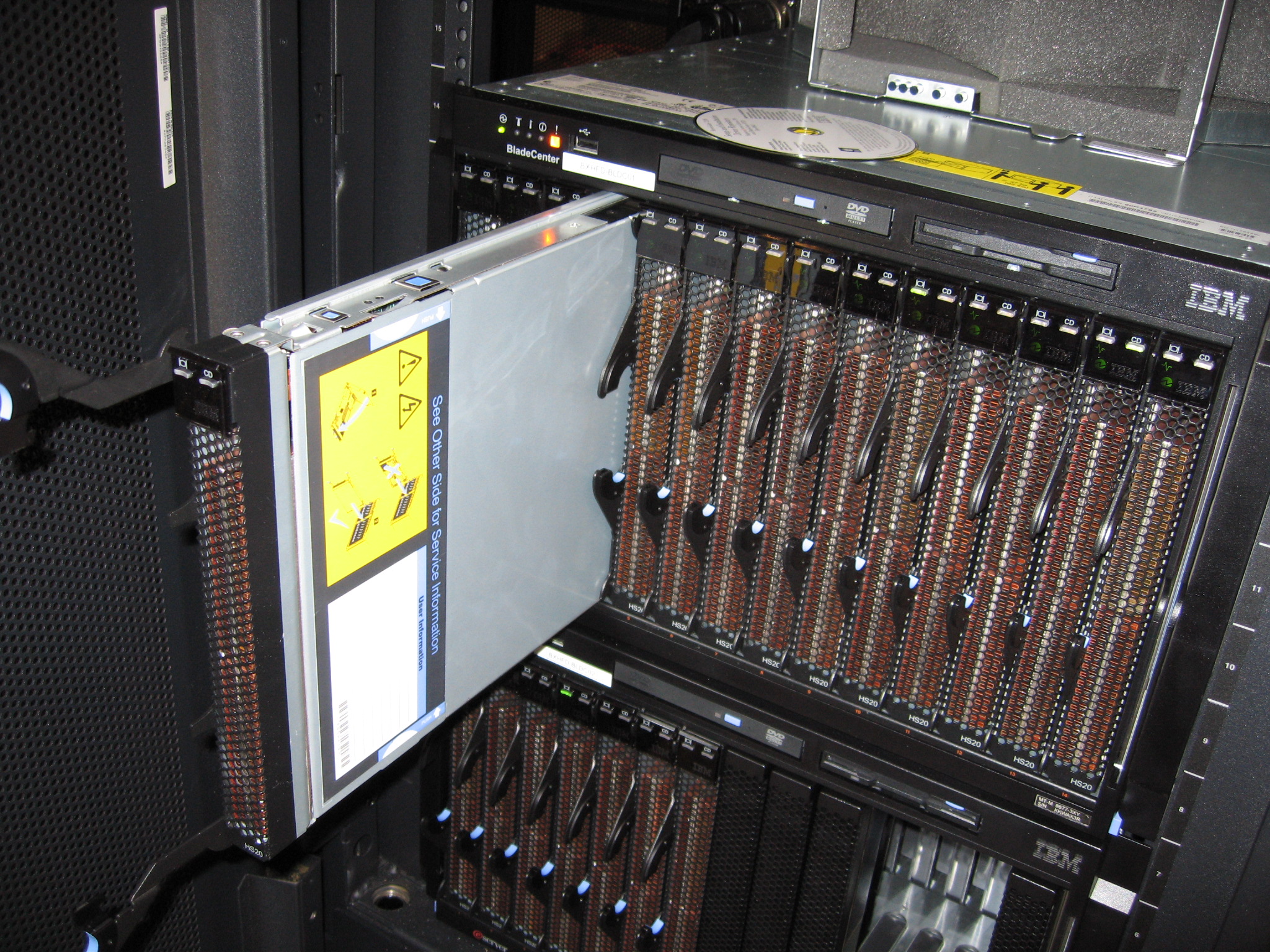 IBM_bladecenter_(front).jpg